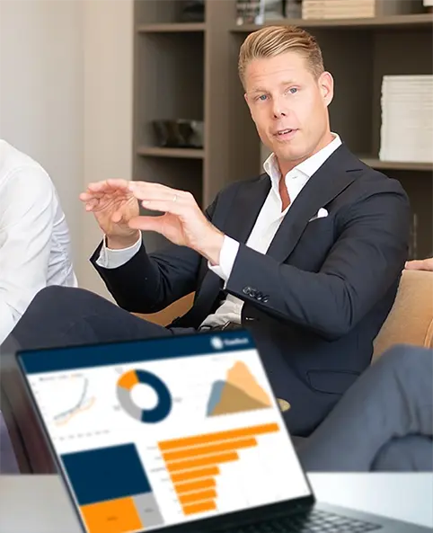 Affärssystem med rapporter visas på laptop under kundmöte med Confect